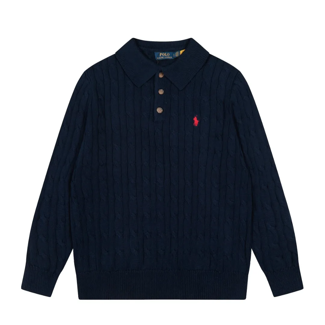 P230 RALPH LAUREN Six-color classic small label embroidery polo collar long-sleeved button pullover knitted sweater top for men and women. Pure original high-density LOGO embroidery on the chest, original 1:1 customized tag accessories. Made of pure cotton yarn and multi-knitted, pure cotton is skin-friendly and comfortable, small label war horse embroidered twist button polo neck sweater 🐎 high quality, follow the blogger to learn how to wear it! Let’s buy a Ralph Lauren cable sweater. It’s a super hard-to-find series after it became popular. It’s hard to find one on the official website. It’s simple and practical, has a lazy and loose feel, soft and delicate feel, and has a loose fit. Whether worn alone or layered, you can wear a simple one to create different styles of fashion!